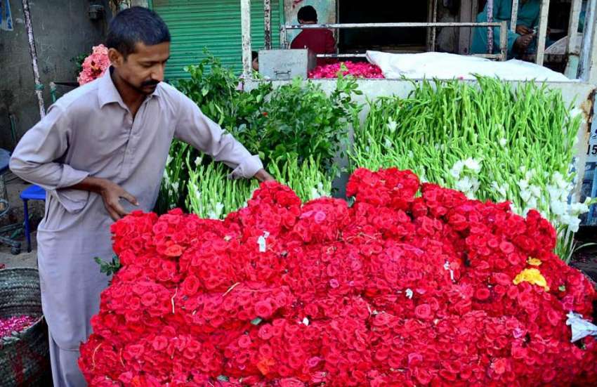 حیدر آباد: دکاندار گاہکوں کو متوجہ کرنے کے لیے فلاور بکے ..