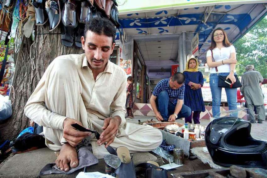 اسلام آباد: موچی جوتے مرمت کرنے میں مصروف ہے۔