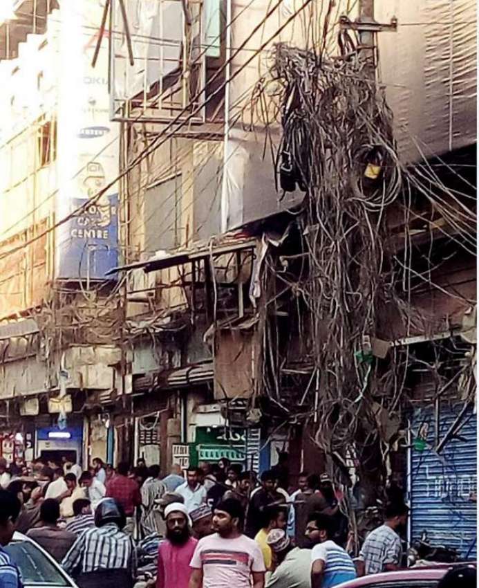 کراچی: صدر ایمپرس مارکیٹ میں بجلی کے پول پر لٹکتے ہوئے ٹیلیفون ..