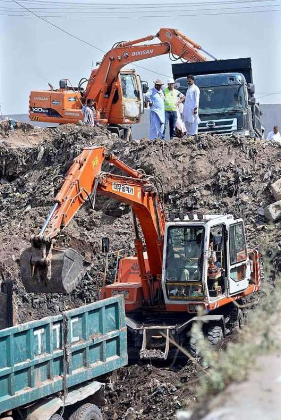 اسلام آباد: مزدور ایکسپریس ہائی وے پر تعمیراتی کام میں مصروف ..