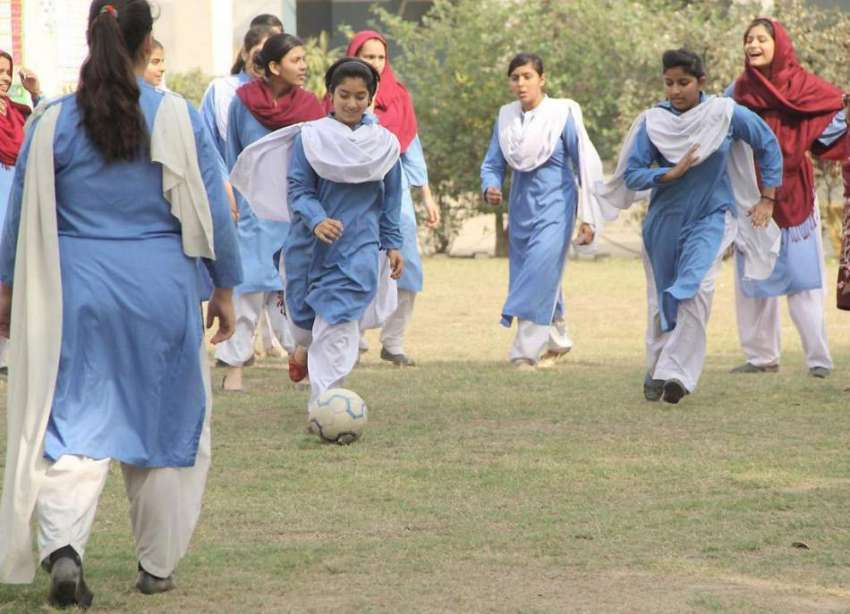 لاہور: فاطمہ گرلز ہائی سکول مزنگ میں طالبات فٹ بال کھیل رہی ..