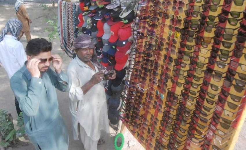 لاہور: ایک نوجوان عینک خریدنے کے لیے پسند کر رہا ہے۔