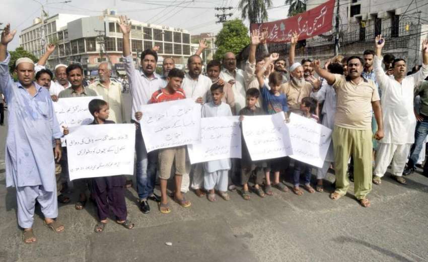 لاہور: قلعہ گجر سنگھ کے رہائشی اپنے مطالبات کے حق میں پریس ..
