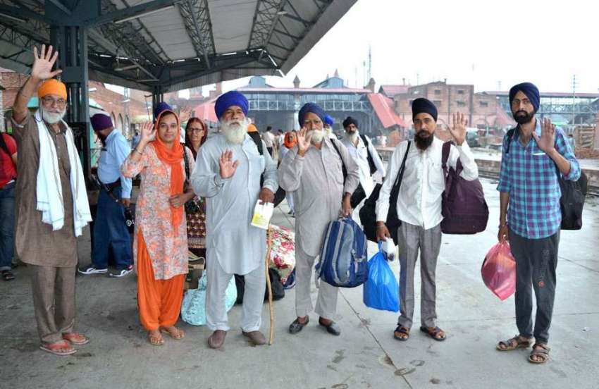 لاہور: سکھ یاتری واہگہ ریلوے اسٹیشن پر بھارت کے لیے روانہ ..