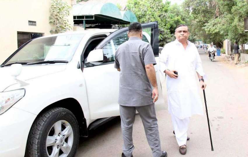 کراچی: سندھ نیب کورٹ میں پاکستان پیپلز پارٹی کے رہنما ڈاکٹر ..