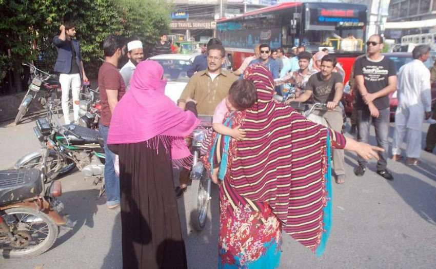 لاہور: سلامت پورہ کی رہائشی خواتین قبضہ گروپ کے خلاف پریس ..
