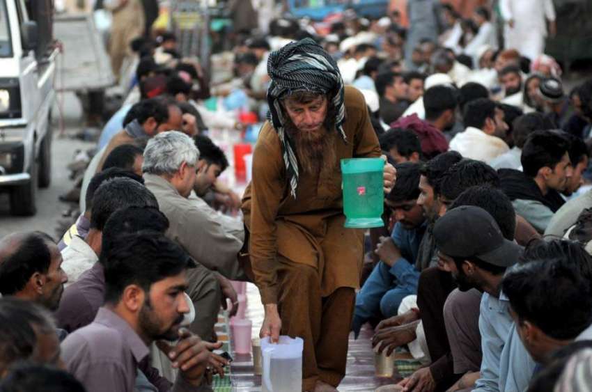 راولپنڈی: مخیر حضرات کی جانب سے مستحقین کے لیے افطاری کا ..