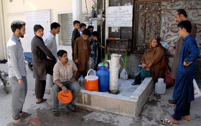 راولپنڈی: شہر میں پانی کی قلت کے باعث خیابان سر سید سیکٹر ..