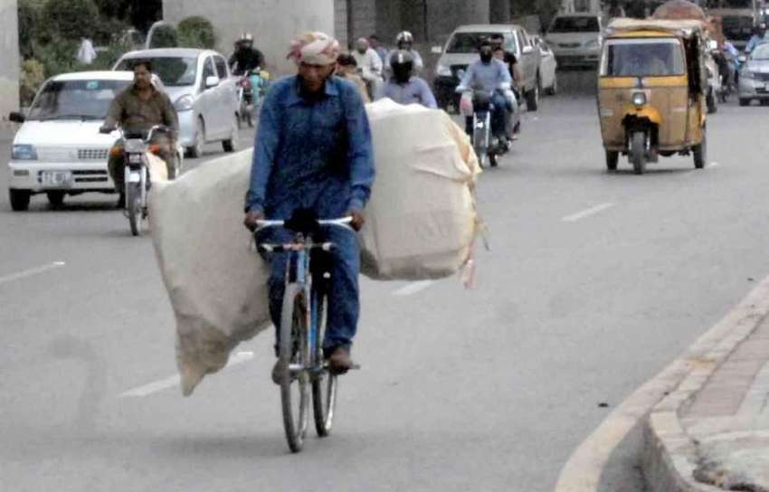 راولپنڈی: محنت کش سائیکل پر وزن لادھے منزل کی طرف رواں دواں ..