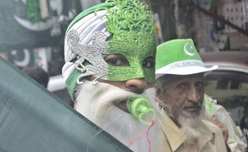 لاہور: اردو بازار میں یوم آزادی کی مناسبت سے چیزیں فروخت ..