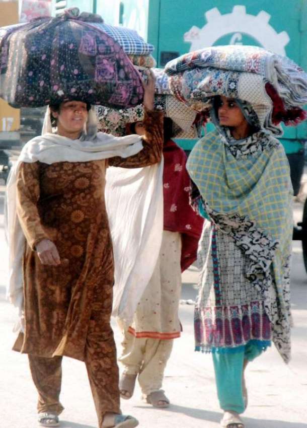 لاہور: محنت کش خواتین چادریں فروخت کرنے کے لیے جا رہی ہیں۔