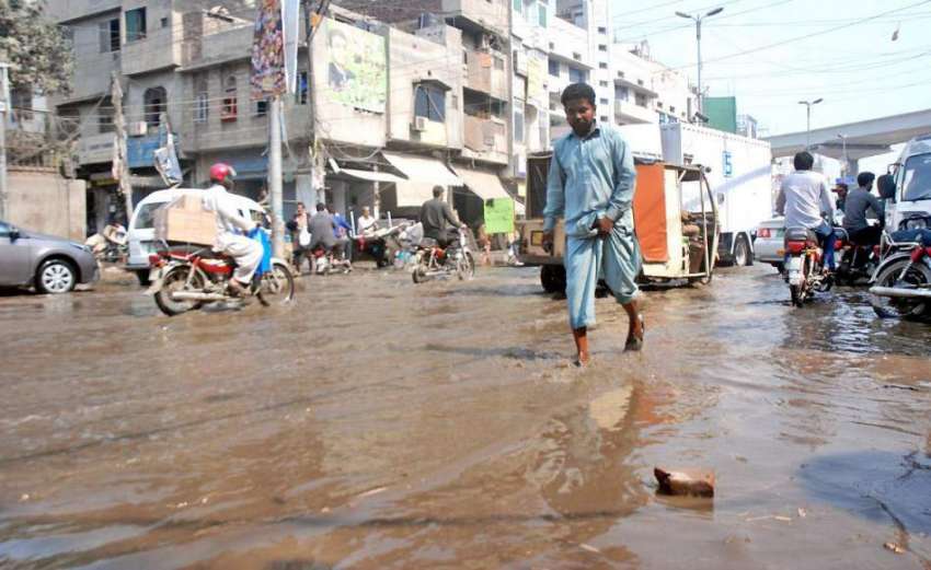 لاہور: شملہ پہاڑی چوک میں سیوریج کا گندا پانی سڑک پر جمع ..