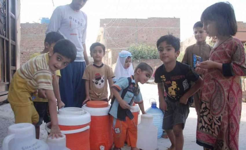راولپنڈی: چکری روڈ شعبان کالونی میں پانی کی قلت کے باعث کمسن ..