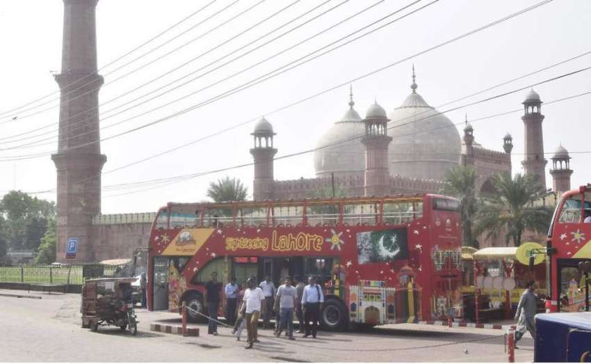 لاہور: بادشاہی مسجد کے سامنے لوگ شہر کی سیرو تفریح کے بعد ..