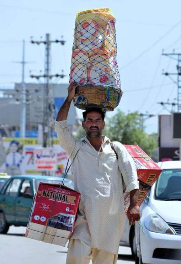 راولپنڈی: ایک محنت کش پھیر لگا کر مختلف اشیاء فروخت کررہا ..