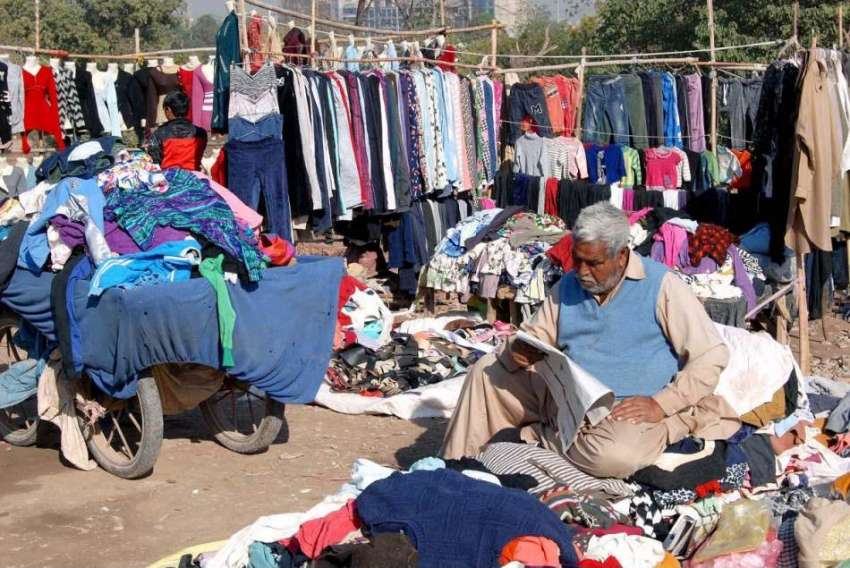 اسلام آباد: کھنہ پل انٹر چینج پر گرم کپڑے فروخت کرنیوالا ..