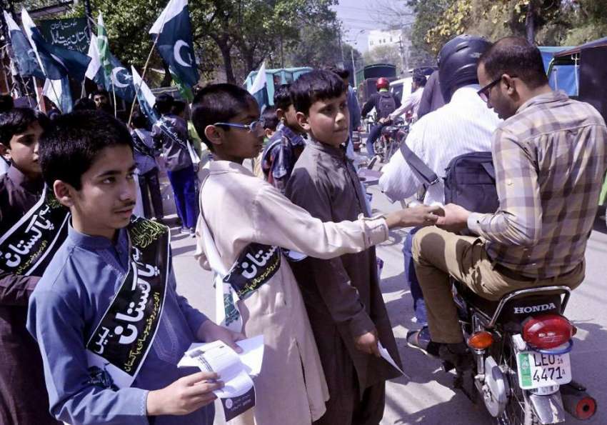 لاہور: الحمدیہ روزہ سوسائٹی کے تحت سکول کے طلبہ شہریوں میں ..