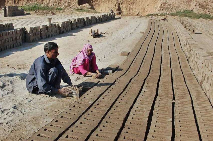 فیصل آباد: مزدوروں کے عالمی دن سے بے خبر ایک جوڑا بھٹہ پر ..