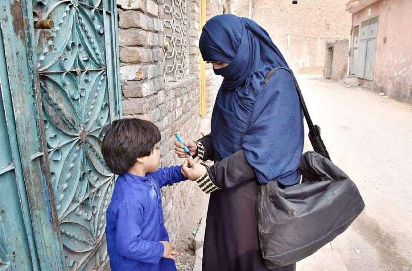 پشاور: انسداد پولیو مہم کے دوران لیڈی ہیلتھ ورکر بچے کو پویلیو ..