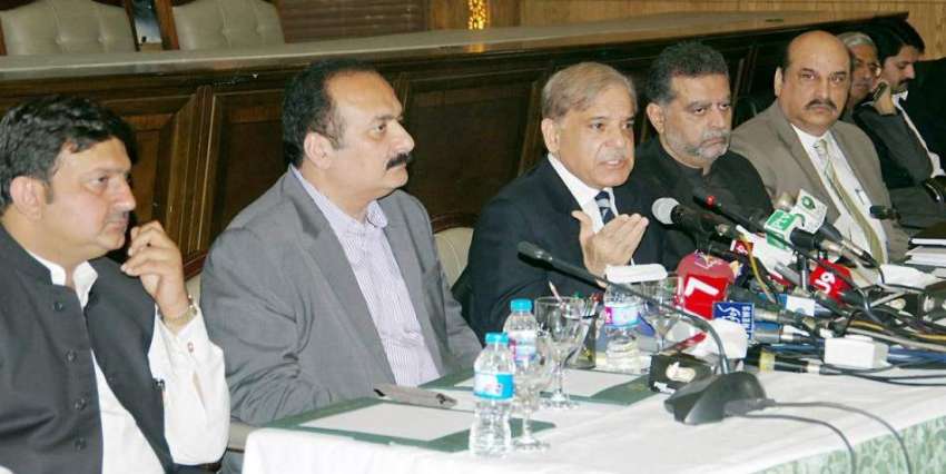 لاہور: وزیر اعلیٰ پنجاب محمد شہباز شریف پریس کانفرنس سے ..