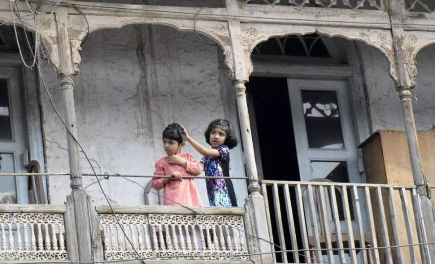 لاہور: بچے اپنے گھر کی بالکونے سے انارکلی بازار میں تجاوزات ..