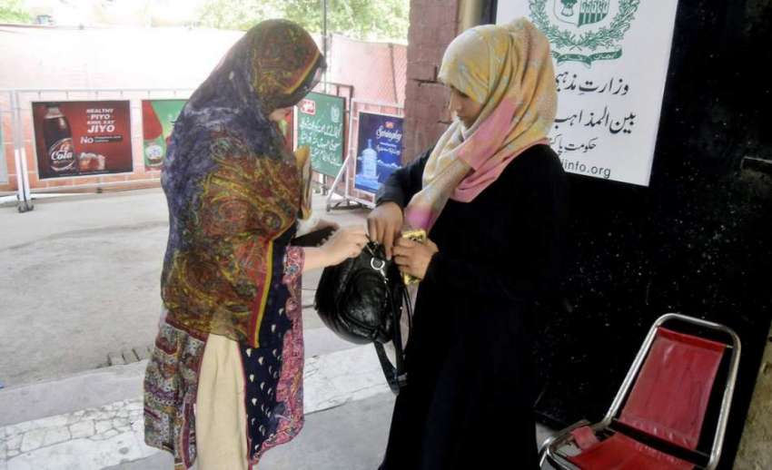 لاہور: حاجی کیمپ میں ویکسی نیشن کے لیے آنے والی خاتون کے ..