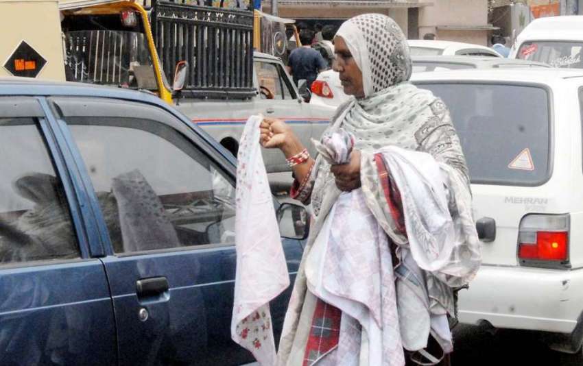 راولپنڈی: معمر خاتون سگنل پر گاڑیاں صاف کرنے کے لیے ڈسٹر ..