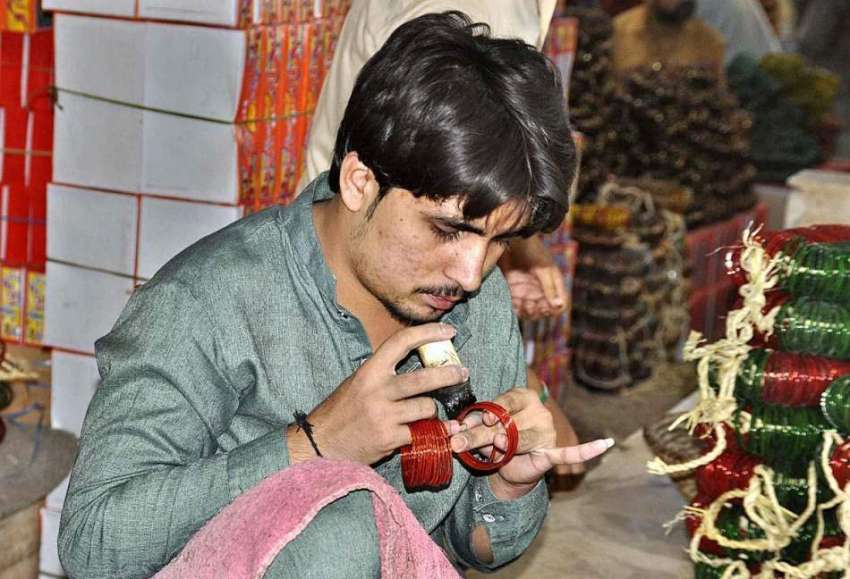 حیدر آباد: مزدور عید الفطر کی مناسبت سے چوڑیاں تیارکررہا ..