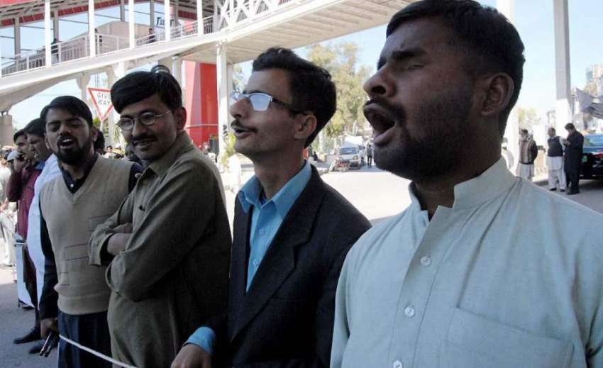 راولپنڈی: نابینا افراد اپنے مطالبات کے حق میں مری روڈ بلاک ..