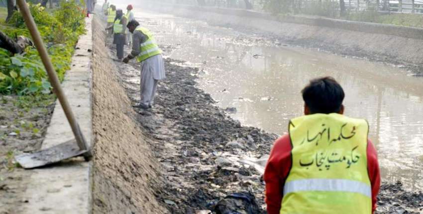 لاہور: محکمہ آب پاشی کے اہلکار لاہور کینال کی سالانہ بھل ..