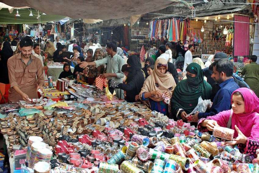ملتان: عید کی تیاریوں میں مصروف خواتین جوتے اور چوڑیوں کی ..