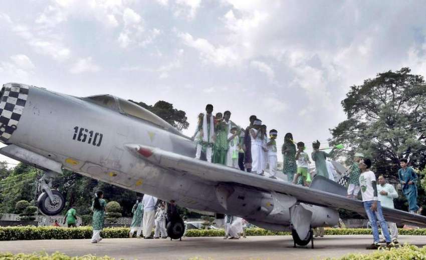 لاہور: یوم آزادی کے موقع پر بچے چائنہ چوک میں نصب جنگی طیارے ..