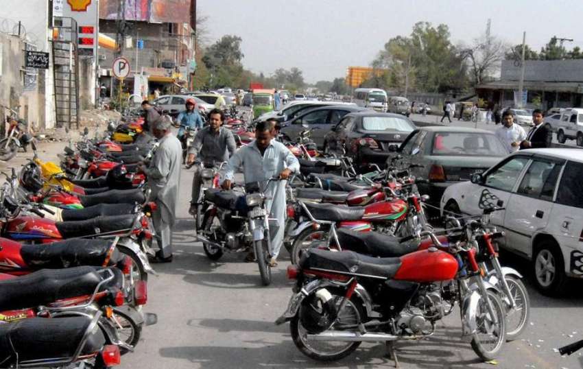 راولپنڈی: کچہری کے باہر مین روڈ پر پارک موٹر سائیکل ٹریفک ..