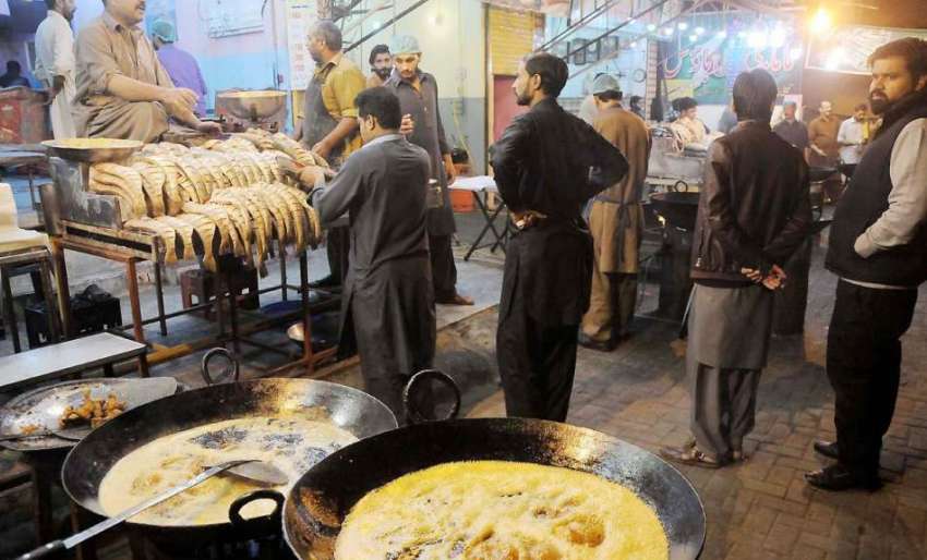 راولپنڈی: موسم سرد ہونے کے باعث شہری مچھلی خرید رہے ہیں۔