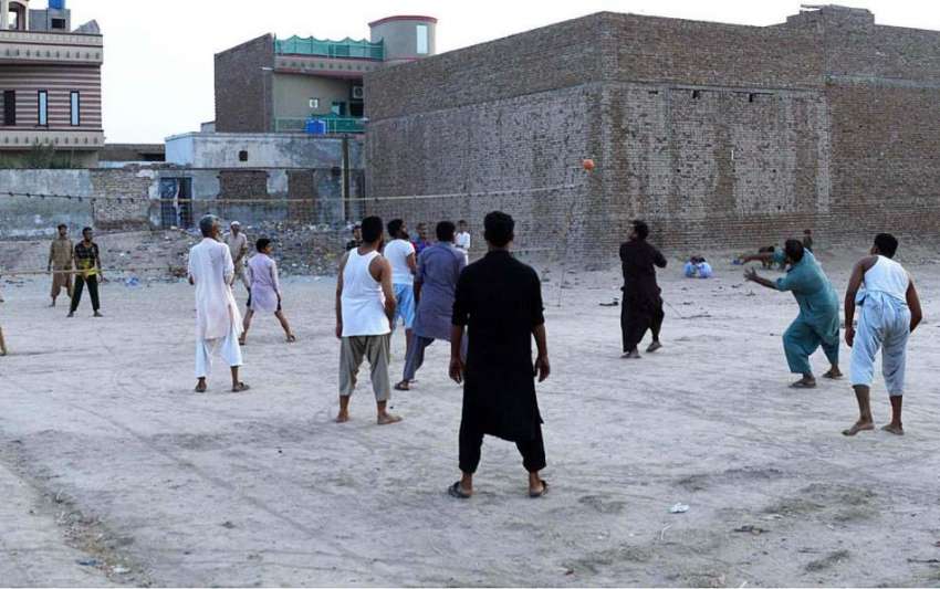 ملتان: نواحی گاؤں میں نوجوان والی بال کھیل رہے ہیں۔