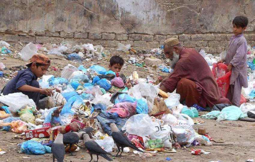 کراچی: معمر خانہ بدوش شخص کچرے کے ڈھیر سے کارآمد اشیاء تلاش ..