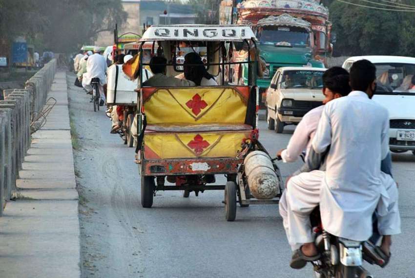 پشاور: ایک چنگچی کے پیچھے سی این سلنڈر کو ٹرالے پر رکھ کر ..