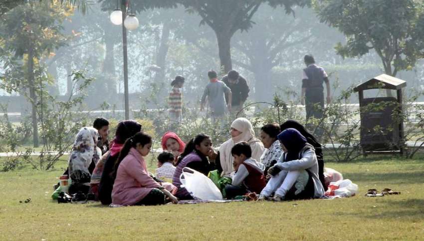 لاہور: جیلانی پارک میں سیر کے لیے آئی فیملی دھوپ سے لطف اندوز ..