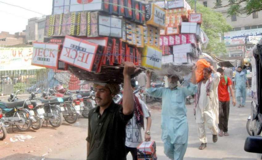لاہور: محنت کش شوز کی تھوک مارکیٹ سے دکانوں کے لیے خریدا ..