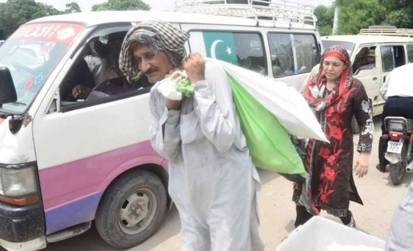 لاہور: عام انتخابت کے لیے پولنگ کا سامان لیجایا جار ہا ہے۔