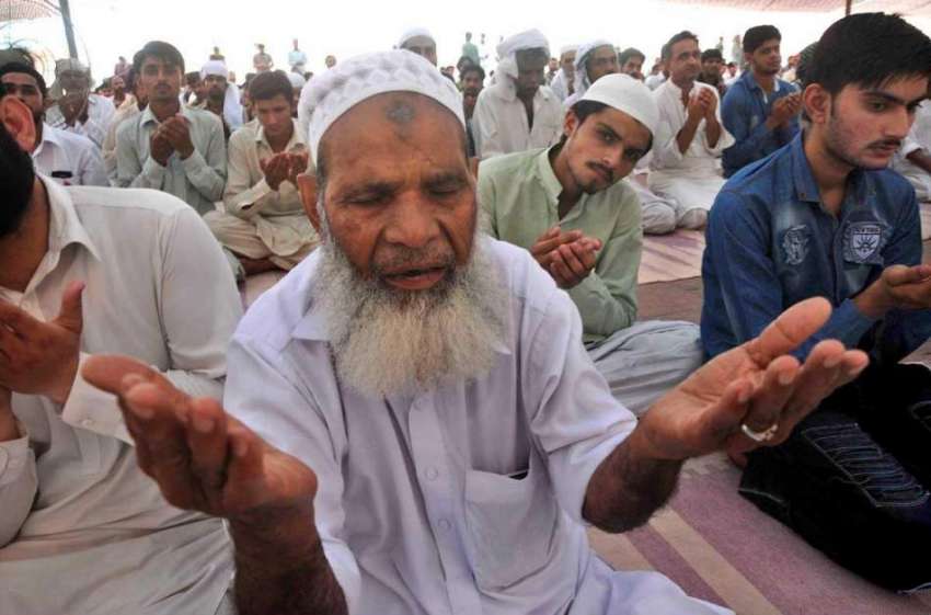 لاہور: روزہ دار رمضان المبارک کے چوتھے جمعتہ المبارک کی ..