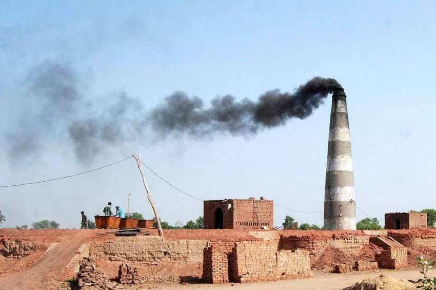 فیصل آباد: بھٹہ سے نکلنے والا دھواں فضائی آلودگی کا سبب بن ..