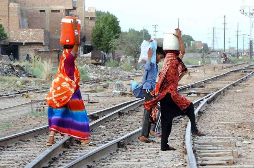 حیدر آباد: خانہ بدوش خواتین کسی خطرے سے بے خبر ریلوے ٹریک ..