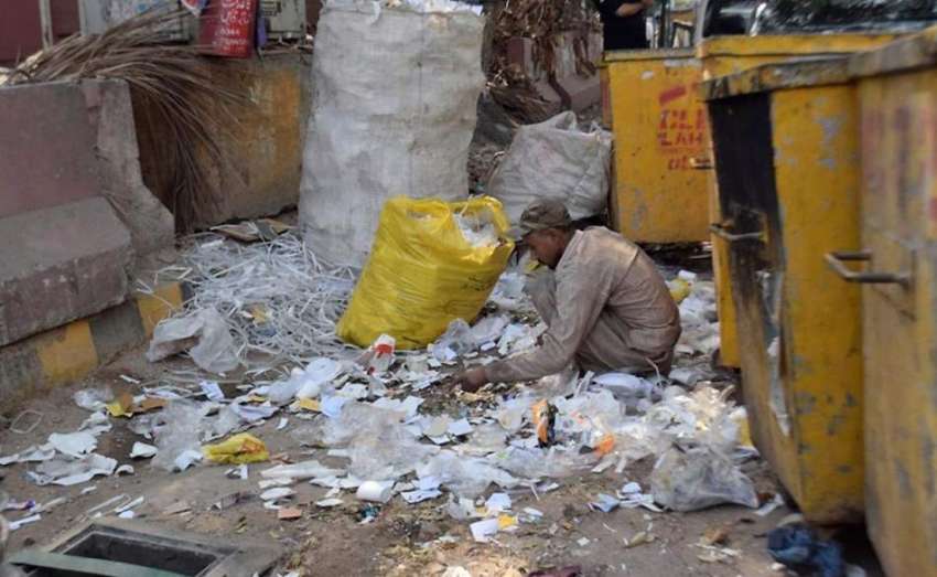 لاہور:ایک خانہ بدوش کچرے کے ڈھیر سے کارآمد اشیاء تلاش کر ..