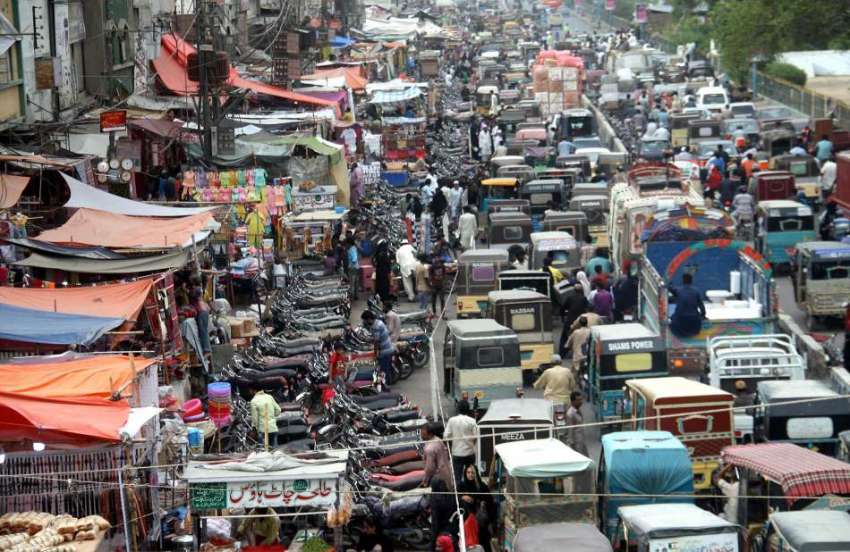 کراچی: لیاقت آباد سپر مارکیٹ میں شدید ٹریفک جام کا منظر۔