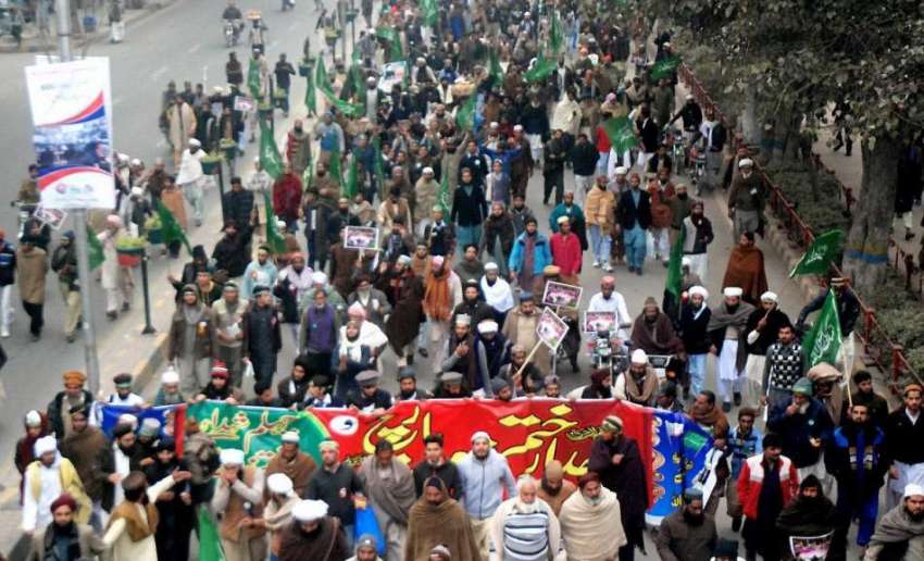 لاہور: تاجدار ختم نبوت مارچ کے شرکاء مال روڈ سے گزر رہے ہیں۔