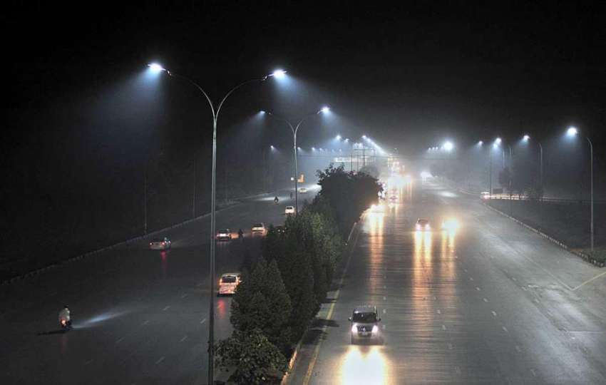 اسلام آباد: وفاقی دارالحکومت میں رات کے وقت چھائی دھند کا ..