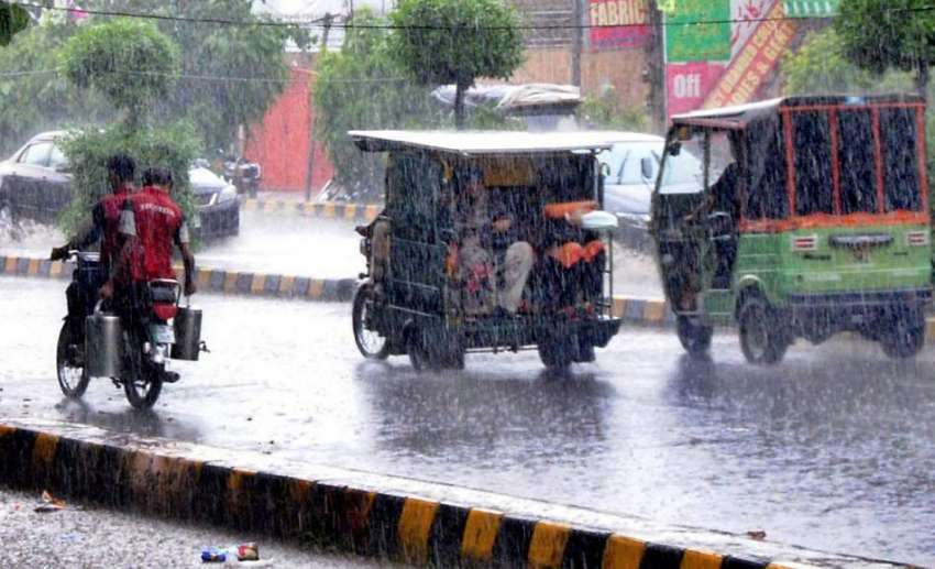 لاہور: صوبائی دارالحکومت میں دوپہر کے وقت ہونیوالی تیزبارش ..