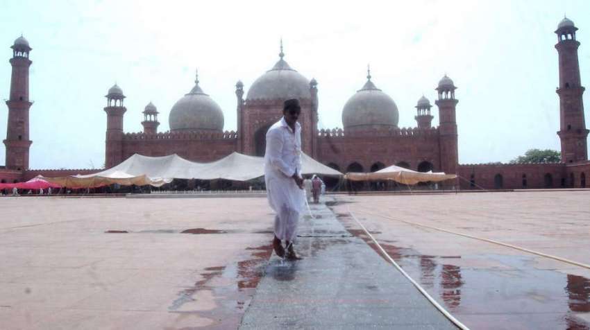 لاہور: بادشاہی مسجد میں شدید گرمی کے باعث نماز جمعہ کی ادائیگی ..