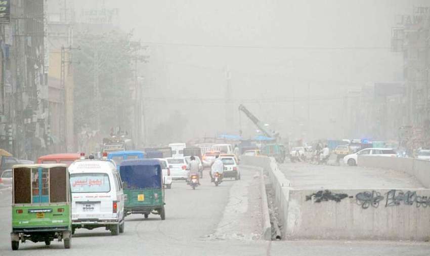پشاور: ہوا کے ساتھ اڑنے والی مٹی نے شہر کو اپنی لپیٹ میں لے ..